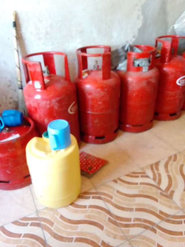 Gas cooker 6kg@1200/=,13kg@2700/=